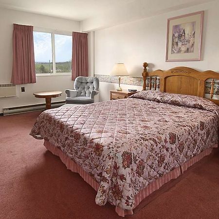 Ramada Limited Dawson Creek Hotel Room photo