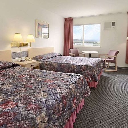 Ramada Limited Dawson Creek Hotel Room photo
