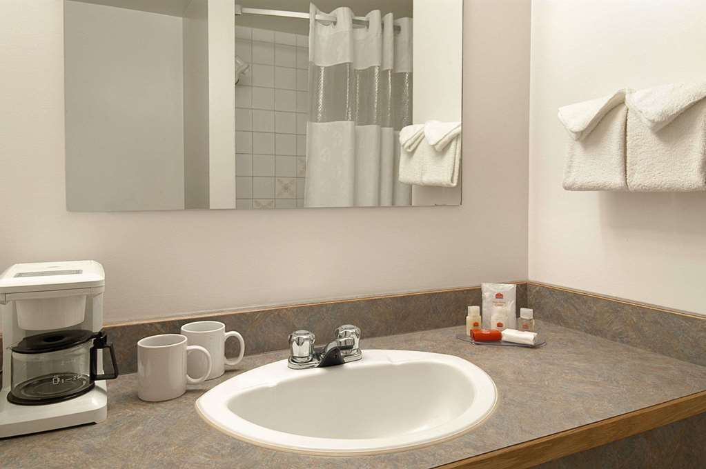 Ramada Limited Dawson Creek Hotel Room photo